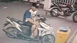 Pencurian Motor Ditoko Swalayan Terekam CCTV