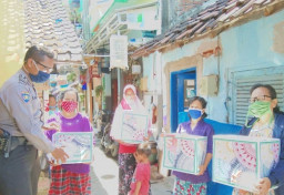 Polres Tanjung Perak Bagi-Bagi Sembako