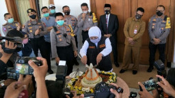 Gubernur Khofifah Potong Tumpeng Sebagai Wujud Apresiasi Kinerja Polri
