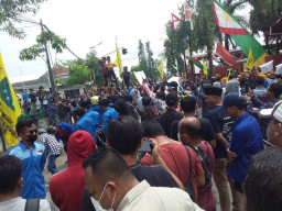 Pertanyakan Kinerja Kadisdik Sumenep, Ratusan Mahasiswa Luruk Kantor Diknas