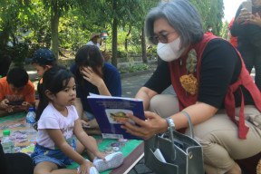 Ajak Warga Balasklumprik Jalan Santai, Indah Kurnia Sosialisaikan Waspada Investasi Bodong dan Pinjaman Online Ilegal