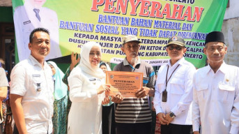 Bupati Ikfina Serahkan Bansos Kepada Korban Puting Beliung di Desa Sampangagung dan Tunggalpager