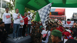 Ribuan Warga Meriahkan Jalan Sehat Klampis Ngasem Guyub Rukun Bersama Indah Kurnia dan Eri Cahyadi