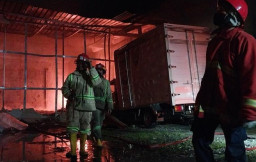 Gudang Plastik di Pakis Malang Terbakar, Petugas Kerahkan 4 Unit PMK