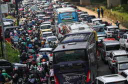 Tekan Polusi Udara, Luhut Wacanakan Kenaikan Pajak Motor BBM