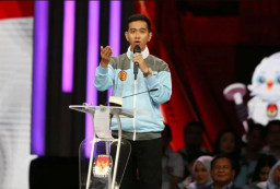 Mimik Bibir Gibran dan Emil Dardak Mirip saat Debat, Netizen Tuding Pakai Bone Conduction Earphone