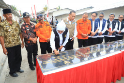 Gubernur Khofifah Resmikan 68 Huntara dan Jembatan Resapombo di Blitar