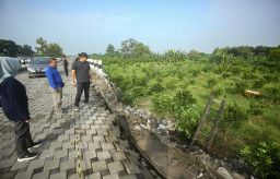 Gak Pakai Lama, Pj Wali Kota Mojokerto Perbaiki Jalan Ambrol Menuju Wisata TBM