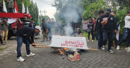Kantor Bawaslu Surabaya Didemo