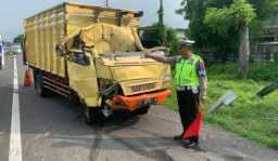 Truk Tabrak Truk, 1 Orang Tewas