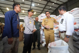 Sidak Gudang Bulog, Pj Wali Kota Pastikan Stok Beras Aman Hingga 6 Bulan Kedepan