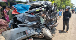 Pecah Ban, Pikap Tabrak Truk, 3 Tewas