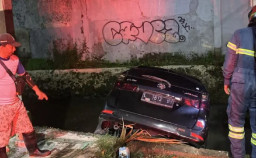 Sopir Diduga Ngantuk, Mobil Avanza Terperosok ke Sungai Nginden Subuh-subuh