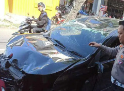 Diduga Mabuk dan Hampir Diamuk Massa, Pengemudi Mobil di Ponorogo Tabrak Emak-emak hingga Tewas
