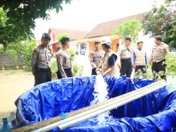 Lagi Polres Blitar Kota Kembali Dropping Air Bersih ke Warga