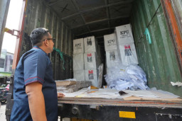 Resmi Pj Wali Kota Mojokerto Lepas Pendistribusian Logistik Pemilu