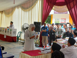 Nyoblos di TPS 31, Khofifah Optimis Prabowo-Gibran Menang