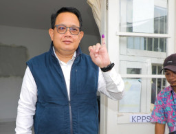 Nyoblos di TPS 37 Tegalsari Surabaya, Plh. Gubernur Jatim Imbau Masyarakat Tidak Golput