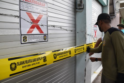 Nekat Buka Paksa, Satpol PP Surabaya Segel Ulang