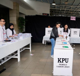 3 Menteri Teknokrat, Nyoblos Berbaju Hitam