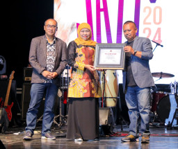 Khofifah Terima Penghargaan Tokoh Nasional Peduli Ekonomi Kerakyatan dari PWI Jatim