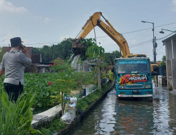 Tangani Banjir di Trosobo, BPBD Jatim Datangkan Alat Berat