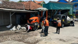 Jalan Rusak di Desa Jumputrejo Mulai Diperbaiki
