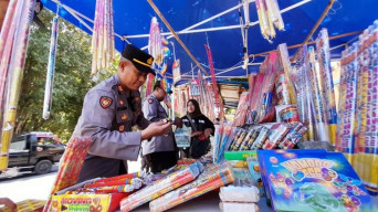 Polisi Razia Pedagang Petasan di Banyuwangi