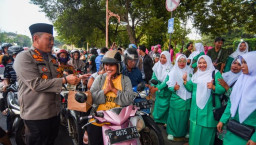Polisi di Banyuwangi Bagi-bagi Takjil