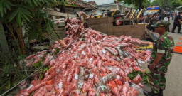 Sopir Mengantuk, Truk Tabrak Teras Rumah Warga