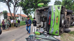 Oleng, Bus Tabrak Pohon dan Rumah Warga di Sumenep