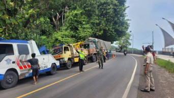 Truk Tabrak Bus, 1 Tewas 5 Luka-luka