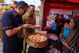 Ikutan Yang Lagi Viral, Pj Wali Kota Ali Kuncoro 'War Takjil' di Pasar Takjil Ketidur