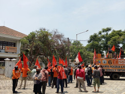 Massa Partai Buruh Geruduk Bawaslu dan Kejati Jatim, Tuntut atas Dugaan Kecurangan Pemilu