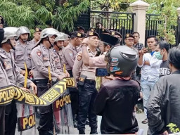 Massa Tuntut KPU Pamekasan Hentikan Rekapitulasi Pemilu 2024