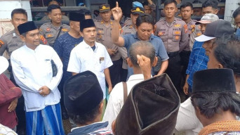 Pendukung Caleg PPP Geruduk Bawaslu Sampang