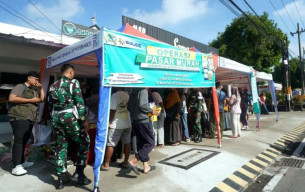 Bulog Madiun Gelar Operasi Pangan Murah di 4 Titik