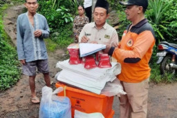 BPBD Probolinggo Serahkan Bantuan Logistik Kepada Korban Longsor