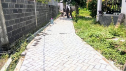 Tingkatkan Kesejahteraan Masyarakat, Pemdes Lambangan Pavingisasi Jalan Lingkungan