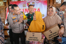 Kapolres Pasuruan Gelar Cangkrukan dengan Warga, Bagi Bansos dan Pengobatan Gratis