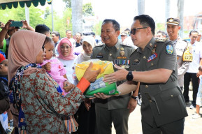 Pj Gubernur Adhy Gelar Pasar Murah di Jember Sambil Salurkan Bansos dan Zakat Produktif