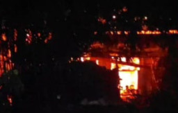 Gegara Sisa Pembakaran Kayu, Pabrik Jajanan Tradisional di Jombang Dilahap Si Jago Merah