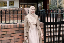 Oki Setiana Dewi Boyong Keluarganya ke Mesir dan Tetap Berdakwah Secara Online