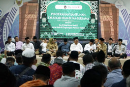 Pj Wali Kota Kediri Buka Bersama Sekaligus Serahkan Santunan Anak Yatim