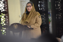 Pj Gubernur Jawa Timur dan Pj Wali Kota Kediri Serahkan Secara Simbolis Santunan Anak Yatim