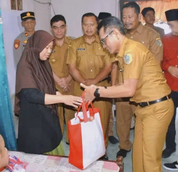 Pj Bupati Tulungagung Serahkan Bantuan Korban Tertimpa Pohon Tumbang