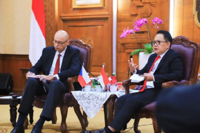 Pj Gubernur Adhy dan Dubes Ceko Bahas Transportasi Digital di Gerbangkertosusila