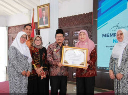 Peringatan Hari Gizi Nasional ke-64, Kadinkes dan Nakes Pasuruan Raih Penghargaan