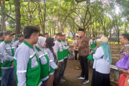Kepala DLH Kab Pasuruan Berikan Motivasi Petugas Pertamanan