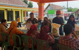 Ratusan Warga Desa Kedinding Sidoarjo Terima Bansos Beras